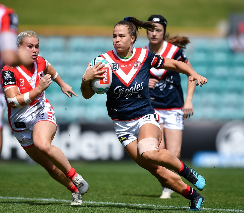 Star centre Isabelle Kelly in full cry.