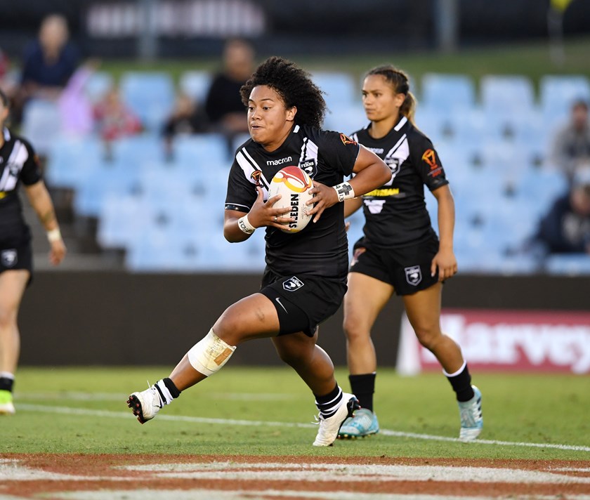 Teuila Fotu-Moala on the charge for the Kiwi Ferns.