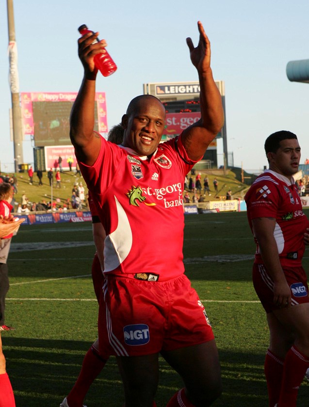 Wendell Sailor salutes the fans in Wollongong in 2008.