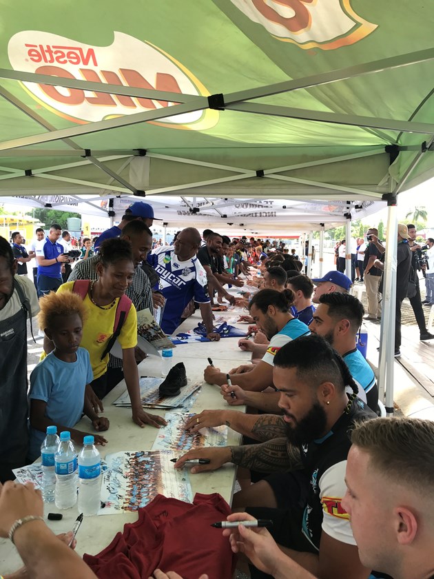 Sharks and Bulldogs players sign autographs from fans in Port Moresby.
