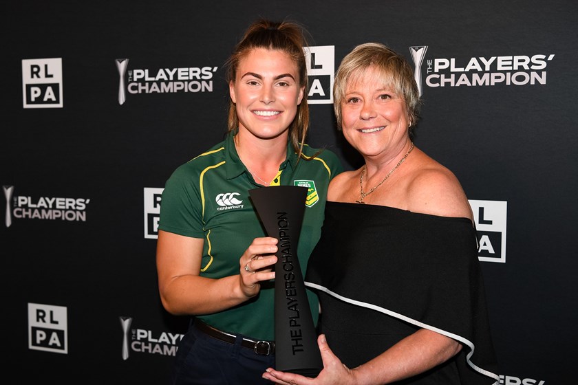 2019 NRLW Players' Champion Jess Sergis with women's rugby league legend Tarsha Gale.