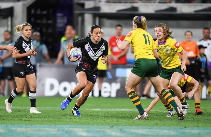 Honey Hireme-Smiler carts it up for the Kiwi Ferns against Australia at the World Nines in 2019.