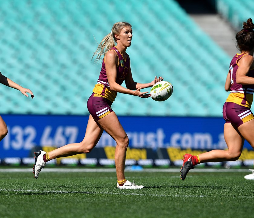Hayley Maddick makes a break for the Broncos in the NRL Touch competition in 2019.
