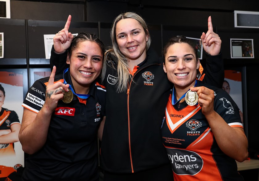 Botille Vette-Welsh (centre) will play for the Wests Tigers in 2023.