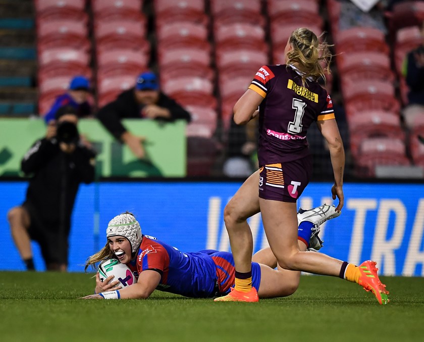 Jesse Southwell scores her first try on her NRLW debut.