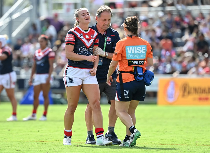 Brydie Parker leaves the field in the NRLW grand final after rupturing her ACL.