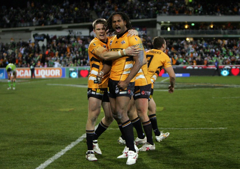 Lote Tuqiri celebrates a try with Chris Lawrence