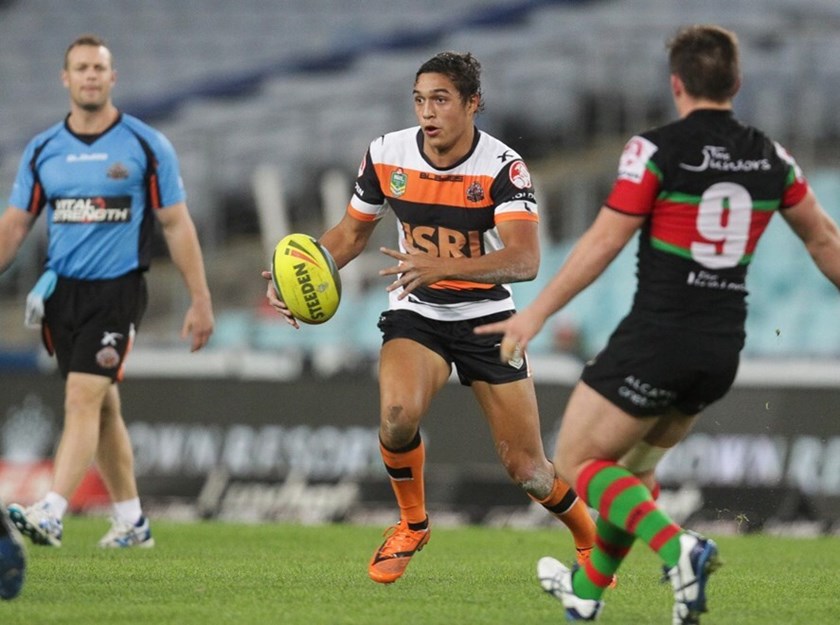 Te Maire Martin playing for the Wests Tigers U-20 side, with Balin Cupples watching on in the background. ©NRL Photos
