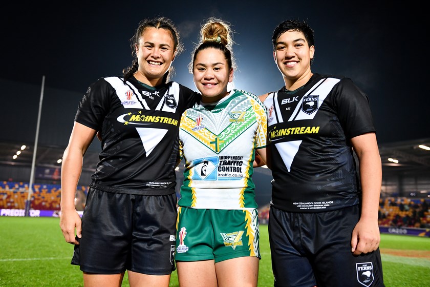 Mackenzie Wiki poses with Kiwi Ferns Charlotte Scanlan and Laishon Albert-Jones after their World Cup match in 2022.