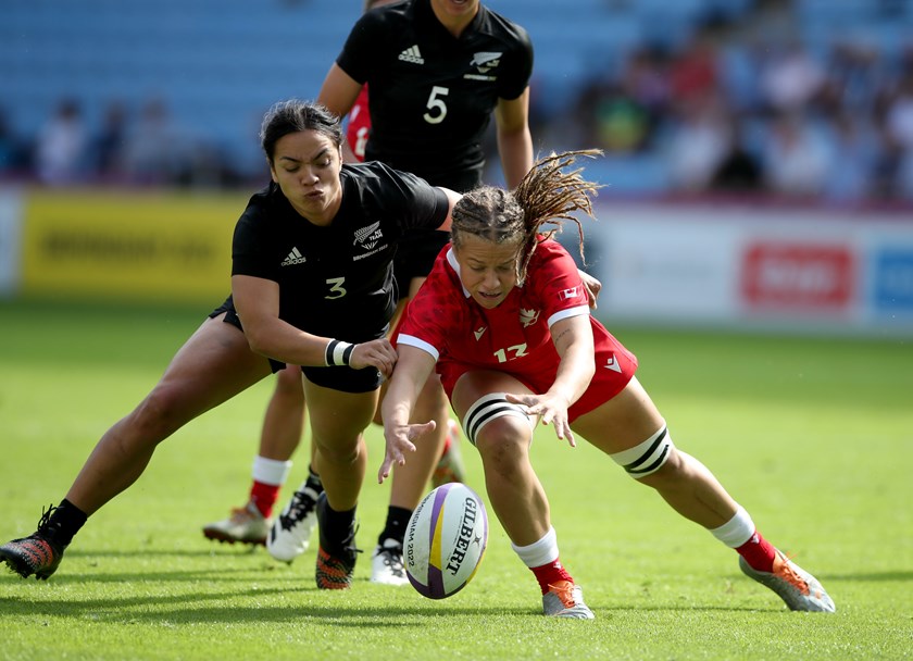 Canada's Renee Gonzalez competes for the ball with Black Ferns and Broncos star Stacey Waaka during the 2022 Commonwealth games bronze medal match. 