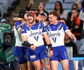 As it happened: Bulldogs, Raiders keep dream alive; Warriors hold off Dragons