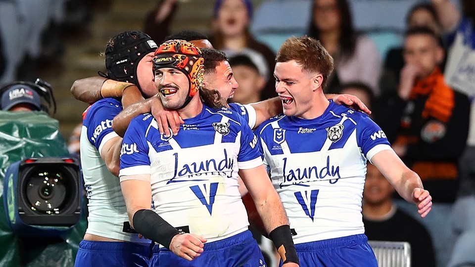 As it happened: Bulldogs, Raiders keep dream alive; Warriors hold off Dragons