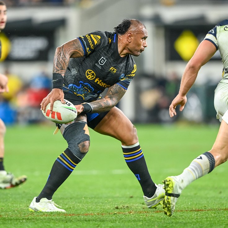 Backyard blitz: Paulo channels his inner halfback with miracle pass