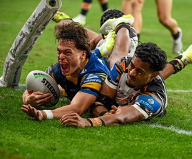 Twidle dedicates dazzling debut to his mum and his mentor