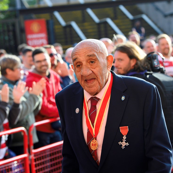 Tributes flow for Sir Billy Boston: Trailblazer and tryscoring machine