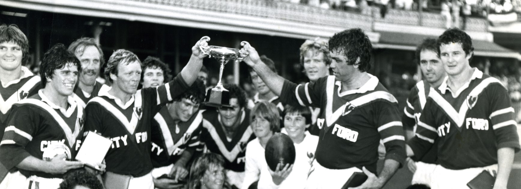 Beetson and fellow Immortal Bob Fulton hold the Wills Cup up after the Roosters win in the 1977 Pres-season final.