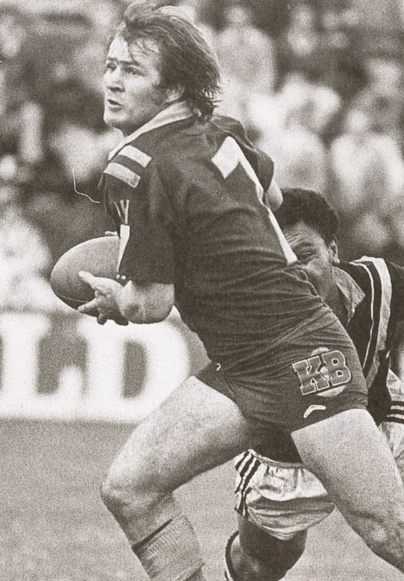 Raudonikis avoids the tackle of Olsen Filipaina during the 1978 Trans-Tasman Test series.